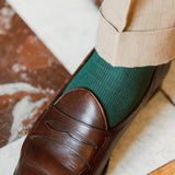 Chaussettes vertes en coton bio extra-doux de la marque Mazarin. Chaussettes mi-mollet (courtes) extra-douces, non-comprimantes et sans bord élastique à l'extrémité hautes. Elastique réparti sur toute la longueur pour un meilleur maintien sans serrer. Pour homme et femme, du 36 au 47.