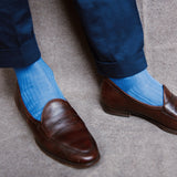 Chaussettes en 100% fil d'Écosse de couleur bleu-ciel. Modèle de mi-bas ( chaussettes hautes) pour homme de la marque Mazarin). Solides, douces et légères, elles se portent en état ou en saison intermédiaire avec des couleurs claires ou plus contrastées. Pointures : du 36 au 49