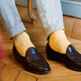 Chaussettes jaune avec des rayures blanches, en 100% fil d'Écosse. Modèle pour homme de mi-bas (montantes jusqu'au genoux) de la marque Bresciani. Des chaussettes douces, durables et originales qui s'associent très bien avec un jean ou un pantalon beige. Pointures : du 39 au 45