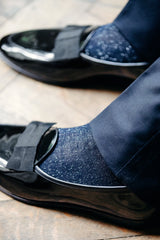 Chaussettes de couleur bleu marine, avec un effet léger de paillettes argenté, en 80% coton, 10% polyamide, 10% polyester. Modèle de mi-bas (hautes) pour homme, de la marque Bresciani. Durables, légères, toucher net. Pointures : du 39 au 45