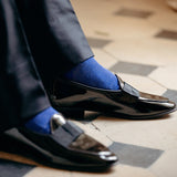 Chaussettes de couleur bleu roi au motif lurex doré, en 80% coton, 10% polyamide, 10% polyester. Modèle de mi-mollet (courtes) pour homme de la marque Bresciani. Fines et légères. Pointures : du 39 au 45