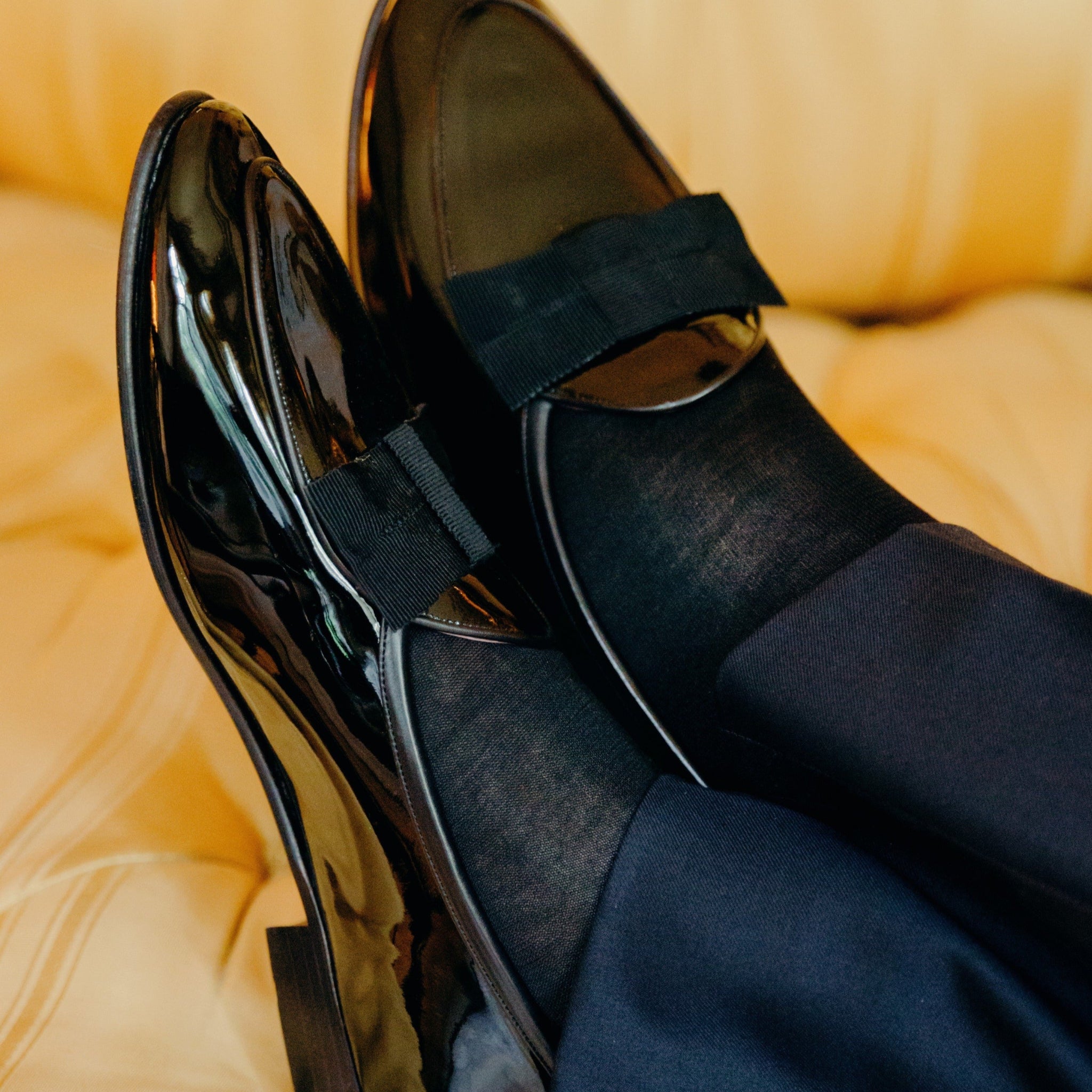 Chaussettes lisses noires en 100% soie. Modèle mi-bas (hautes) pour homme, de la marque Gamarelli. Très fines, douces, et thermorégulatrices. Pointures : du 36 au 49