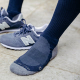 Chaussettes marines et grises en 80% coton, 18% polyamide, 2% élasthanne. Modèle de chaussettes de sports à hauteur mi-mollet (courtes), de la marque Mazarin. Chaussettes fines, douces et respirantes. Pointures : du 36 au 45