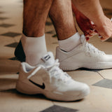 Chaussettes blanches et grises en 80% coton, 18% polyamide, 2% élasthanne. Modèle de chaussettes de sports à hauteur de cheville, de la marque Mazarin. Chaussettes fines, douces et respirantes. Pointures : du 36 au 45