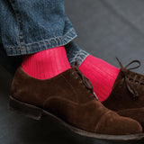 Chaussettes couleur rose fushia, en 100% fil d'Écosse. Modèle de mi-bas pour homme (chaussettes hautes) de la marque Mazarin. Douces, souples et durables, ces chaussettes apportent vivacité et peps associées à un jean, des soulier marrons. Pointures : du 36 au 49