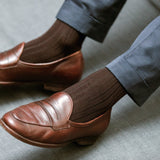 Chaussettes marron Mazarin de la gamme super-solide en fil d'écosse, modèle mi-bas (chaussettes hautes). Modèle de chaussettes pour homme idéale à porter en toute saison, épaisseur intermédiaire parfaite pour des chaussures de ville, très résistantes à l'usure et aux frottements grâce aux renforts en polyamide. Pointures : du 39 au 47.