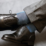 Mi-bas (chaussettes hautes) pour homme Mazarin en fil d'Écosse, de couleurs marine et bleu ciel. Des chaussettes douces et légères, très élégantes à porter avec une tenue habillée ou décontractée. Pointures : du 39 au 46