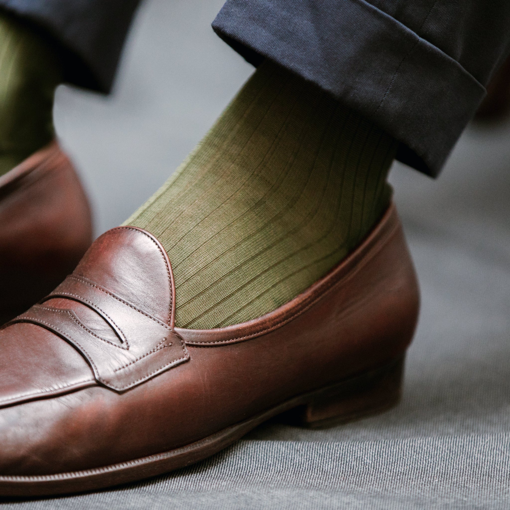 Chaussettes mi-bas (chaussettes hautes) de couleur vert kaki, en 100% fil d'Écosse. Modèle pour homme de la marque Mazarin. Très légères, fines et très douces. La couleur est adaptée aux tenues marron, bleue marine ou même grise. Pointures : du 38 au 47