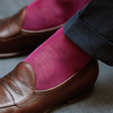 Chaussettes à motif caviar, couleurs rouge carmin et bleu roi, en 100% fil d'Écosse. Modèle de mi-bas (hautes) pour homme, de la marque Mazarin. Douces, fines, légères et durables. Pointures : du 39 au 46.