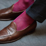 Chaussettes au motif caviar de couleur carmin et bleu roi, en 100% fil d'Écosse. Modèle de mi-mollet (courtes) pour hommes de la marque Mazarin. Légères et fines. Pointures : du 39 au 46