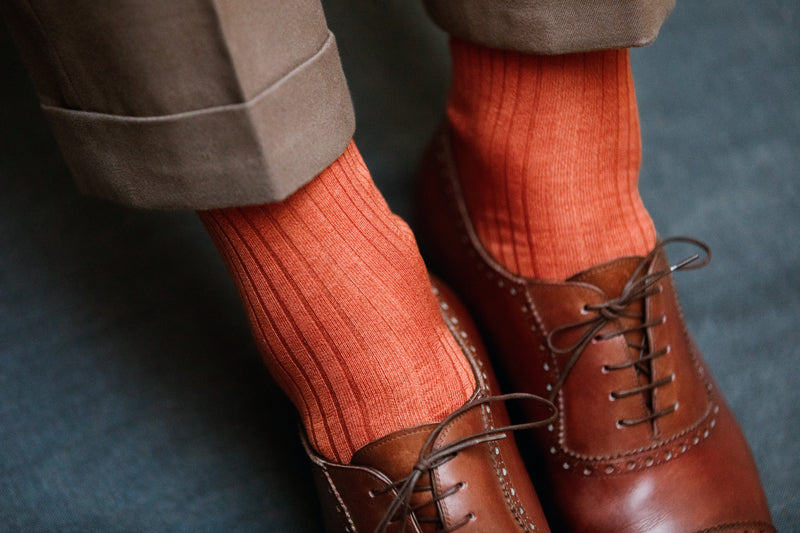 Chaussettes de couleur terre battue sèche, en 100% fil d'Écosse. Modèle pour homme de mi-bas (chaussettes hautes) de la marque Mazarin. Légères, douces et durables, la couleur originale s'associe parfaitement aux tenues formelles comme décontractées. Pointures : du 39 au 46 