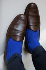 Chaussettes en laine mérinos couleur bleu roi de la marque Mazarin, fabriquées en Italie. Chaussettes mi-mollet (courtes) pour homme, idéales à porter en ville en hiver. Poinutres : du 40 au 43.