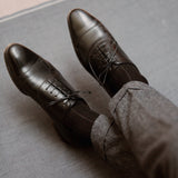 Chaussettes noire en cachemire & soie de la marque Mazarin, hauteur mi-bas (chaussettes hautes). Modèle pour homme et femme. Très douces, fines et thermorégulatrices.Pointures du 36 au 45.