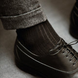 Chaussettes noires en cachemire et soie de la marque Mazarin. Chaussettes pour homme et femme en mi-mollet (courtes). Modèle d'hiver très chaudes, douces et fines, idéales à porter pour affronter les températures froides en ville. Pointures : du 36 au 45.