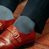 Chaussettes de contention de couleurs bleu marine et bleu ciel, motif de petits carrés alternés, en 45% Coton, 46% Polyamide, 9% Élasthanne. Modèle de mi-bas (hautes) pour homme, de la marque Mazarin. Épaisses, élégantes, confortables. Pointures : du 37 au 46