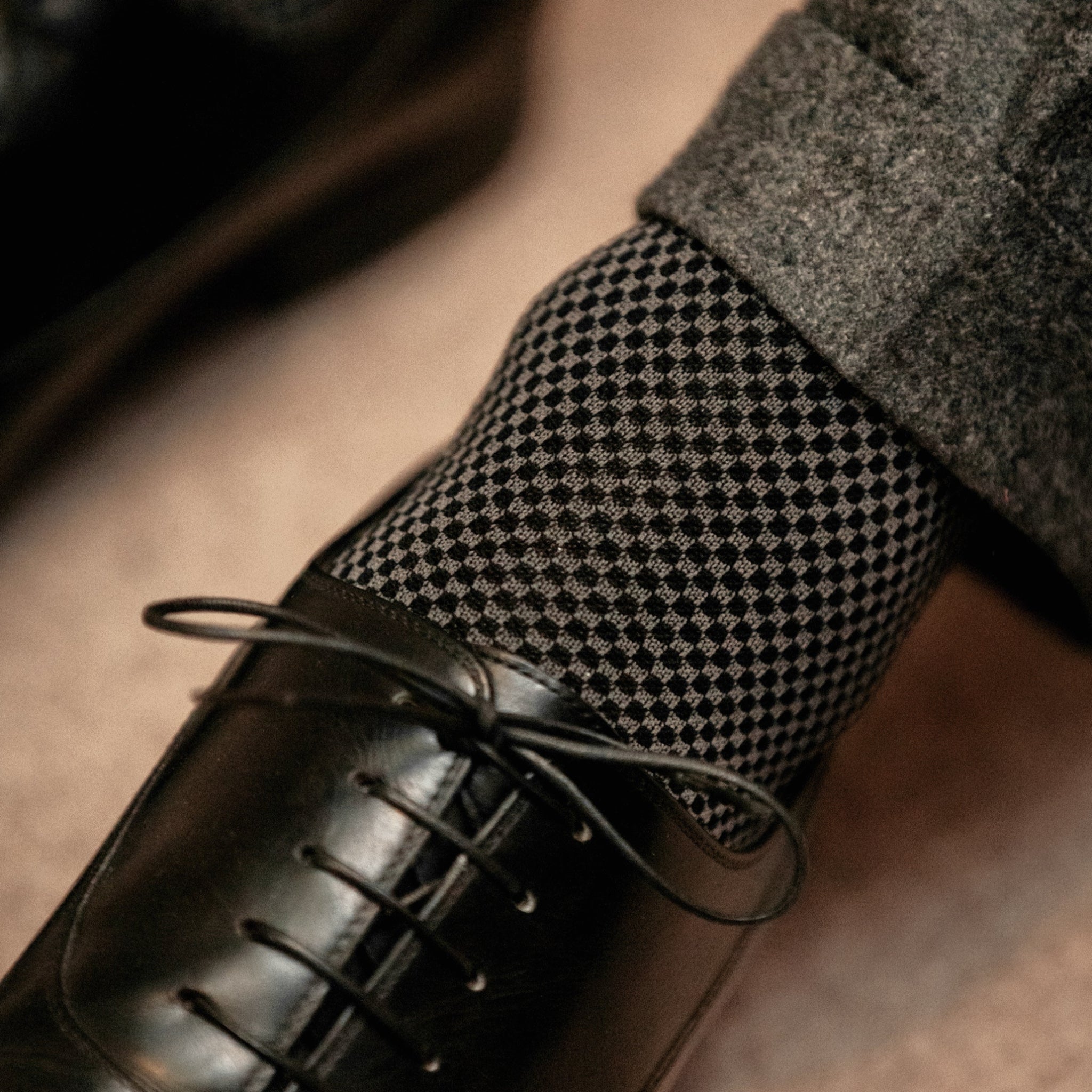 Chaussettes de contention à motif damier, de couleurs noires et grises, en 45% Coton, 46% Polyamide, 9% Élasthanne. Modèle de mi-bas (hautes) pour homme, de la marque Mazarin. Épaisses, élégantes, confortables. Pointures : du 37 au 46