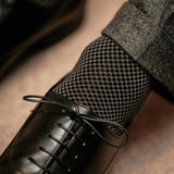 Chaussettes de contention à motif damier, de couleurs noires et grises, en 45% Coton, 46% Polyamide, 9% Élasthanne. Modèle de mi-bas (hautes) pour homme, de la marque Mazarin. Épaisses, élégantes, confortables. Pointures : du 37 au 46