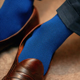 Chaussettes de contention à motif petit carrés alternés de couleurs bleu marine et bleu roi en 45% Coton, 46% Polyamide, 9% Élasthanne. Modèle de mi-bas (hautes) pour homme, de la marque Mazarin. Épaisses, élégantes, confortables. Pointures : du 37 au 46