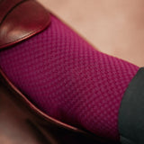 Chaussettes de contention avec deux nuances de couleur prune, en 45% Coton, 46% Polyamide, 9% Élasthanne. Modèle de mi-bas (hautes) pour homme, de la marque Mazarin. Épaisses, élégantes, confortables. Pointures : du 37 au 46
