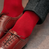 Chaussettes de contention couleur rouge vif, en 45% Coton, 46% Polyamide, 9% Élasthanne. Modèle de mi-bas (hautes) pour homme, de la marque Mazarin. Épaisses, élégantes, confortables. Pointures : du 40 au 46