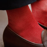 Chaussettes au motif caviar de couleur rouge carmin et beige. Mi-mollet (courtes) pour homme, de la marque Mazarin. Légères et fines. Pointures : du 39 au 46