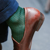 Chaussettes couleur vert académie en 100% fil d'Écosse. Mi-bas (chaussettes hautes) pour homme, de la marque Mazarin. Un toucher net pour des chaussettes légères, d'une épaisseur fine, et durables. Se portent idéalement avec des chaussures de ville en saisons intermédiaires. Pointures : du 36 au 49.