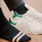 Chaussettes bleu marine à bandes écru, en 54% Lin, 26% Coton, 18% Polyamide et 2% Élasthanne. Modèle de mi-mollet (courtes) pour homme, de la marque Mazarin. Chaussettes douces, très aérées et fines. Pointures : du 40 au 45