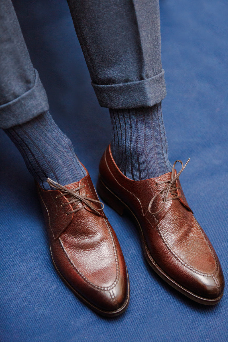 Chaussettes gris acier en laine super-solide mi-bas (chaussettes hautes), marque Mazarin. Chaussettes en laine très résistante à l'usure, d'épaisseur intermédiaire, chaudes et douces. Idéale pour l'hiver dans des chaussures de ville. Existe dans d'autres coloris.
