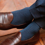 Chaussettes motif pied-de-poule bleu marine & acier en fil d'écosse super-solide de la marque Mazarin, fabriquée en Italie. Modèle pour homme, mi-mollet (courtes), renforcées en polyamide, résistantes à l'usure, d'épaisseur moyenne. Pointures : du 39 au 47.