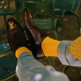 Chaussettes de couleur jaune vif en 100% fil d'Écosse. Modèle pour homme de mi-bas (chaussettes hautes) de la marque Mazarin. A une matière douce, légère et fine s'associe une couleur classique parmi les couleurs vives pour vos tenues les plus élégantes. Pointures : du 36 au 49