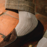 Chaussettes beiges en 90% laine épaisse de chez Bresciani. Chaussettes mi-bas (hautes), douces et chaudes, fabriquées en Italie. Modèle pour homme, pointures du 39 au 45. Existe dans d'autres coloris.