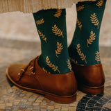 Chaussettes de couleur verte à motif de lauriers dorés, en 85% fil d'Écosse, 13% polyamide et 2% élasthanne. Modèle de mi-mollet (courtes) pour femme, de la marque Daphné. Fines et légères. Pointures : du 36 au 41