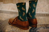 Chaussettes de couleur verte à motif de lauriers dorés, en 85% fil d'Écosse, 13% polyamide et 2% élasthanne. Modèle de mi-mollet (courtes) pour femme, de la marque Daphné. Fines et légères. Pointures : du 36 au 41