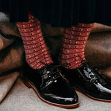 Chaussettes de couleur bordeaux et beige au motif colisée, en 85% de fil d'Écosse, 13% de polyamide et 2% d'élasthanne. Modèle de mi-mollet (courtes) pour femme, de la marque Daphné. Durables, fines et légères. Pointures : du 36 au 41