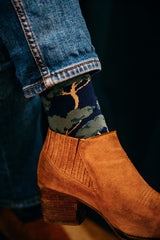 Chaussettes de couleurs bleu marine et vert, au motif pin parasol, en 85% fil d'Écosse, 13% polyamide et 2% élasthanne. Modèle de mi-mollet (courtes) pour femme de la marque Daphné. Fines et douces. Pointures : du 36 au 41