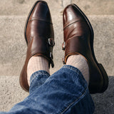 Chaussettes de couleur beige clair, légèrement chiné, en 100% fil d'Écosse. Modèle de mi-bas (chaussettes hautes) pour homme de la marque Mazarin. Des chaussettes souples, légères et durables, qui s'associent parfaitement à un jean, des chaussures marrons. Pointures : du 39 au 46