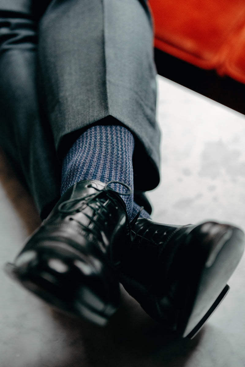 Chaussettes motif pied-de-poule gris et bleu marine en fil d'écosse super-solide de la marque Mazarin. Modèle mi-bas (hautes) pour homme. Chaussettes très résistantes à l'usure et aux frottements (renfort en polyamide), épaisseur intermédiaire (idéales pour des chaussures de ville), à porter en toute saison. Pointures : du 39 au 47.