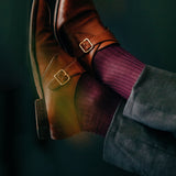 Chaussettes de couleur aubergine en 100% fil d'Écosse. Modèle de mi-bas pour homme (chaussettes hautes) de la marque Mazarin. Fines, douces, durables et élégantes. Parfait avec un costume ou une tenue bleu marine. Pointures : du 36 au 49