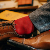 Chaussettes à motif chevrons de couleurs rouge et bleu ciel, en 100% fil d'Écosse. Mi-mollet (courtes) pour homme, de la marque Bresciani. Fines et légères. Pointures : du 39 au 45