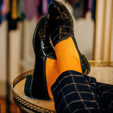 Chaussettes de couleur jaune safran en 72% fil d'Ecosse, 26% polyamide, 2% élasthanne. Modèle de mi-mollet (chaussettes courtes) pour femme, de la marque Daphné. Epaisseur intermédiaire, toucher net. Pointures : du 36 au 41