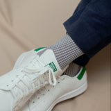 Chaussettes mi-mollet motif caviar bleu ciel et beige de Mazarin, fabriquées en Italie. Chaussettes en fil d'écosse super-solide très résistantes à l'usure et aux frottements. Epaisseur, intermédiaire, idéales à porter en toute saison dans des chaussures de ville. Pointures : du 39 au 47.
