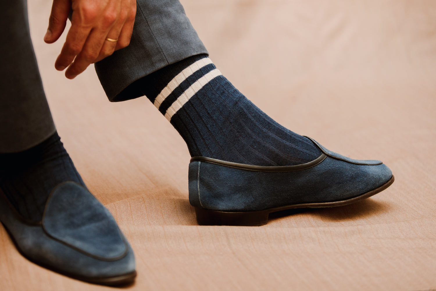 Chaussettes Ivy League de la gamme décontractée. Modèles mi-mollet en lin et coton bleu marine rayé beige. Chaussettes très légères et confortables pour l'été. Modèle homme disponible du 39 au 46. Existe en d'autres coloris.