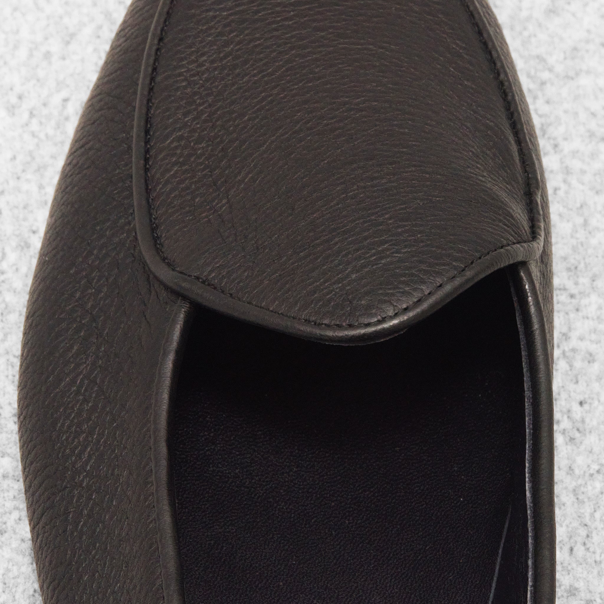 Schwarze Hausschuhe - Genarbtes Leder