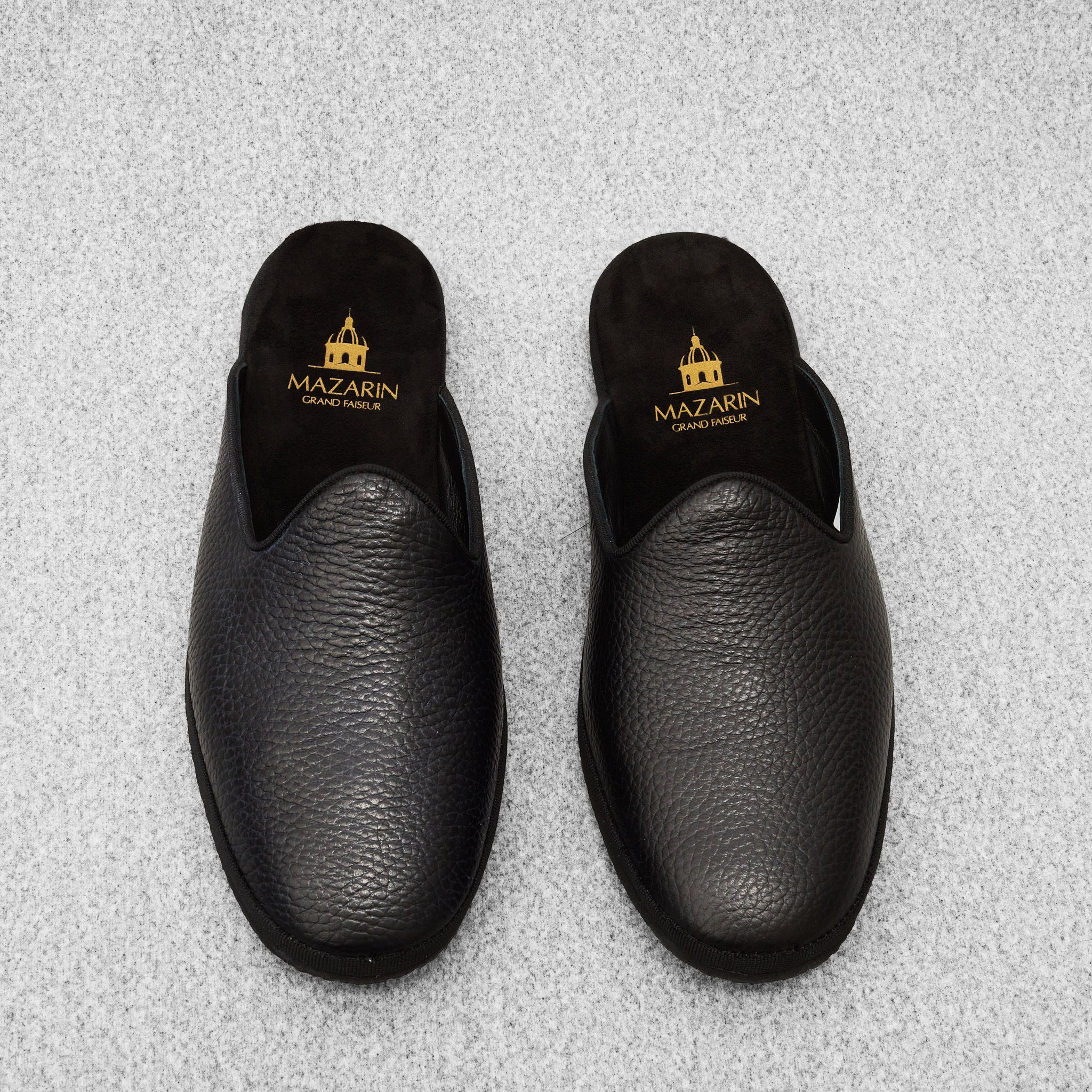 Schwarze offene Hausschuhe - Genarbtes Leder