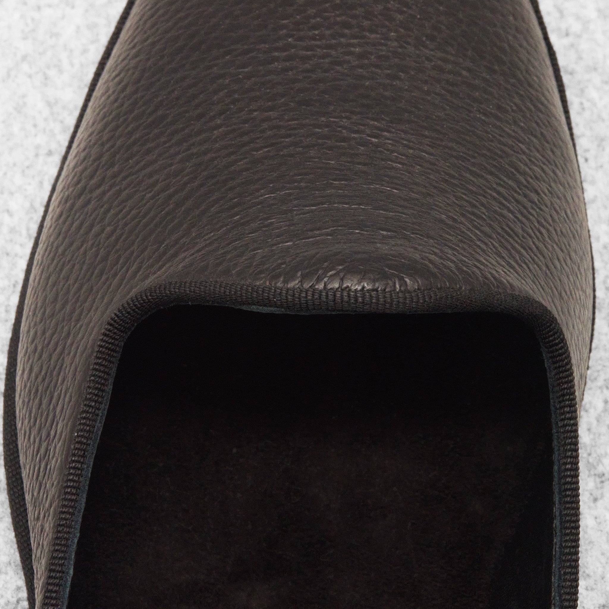 Schwarze offene Hausschuhe - Genarbtes Leder