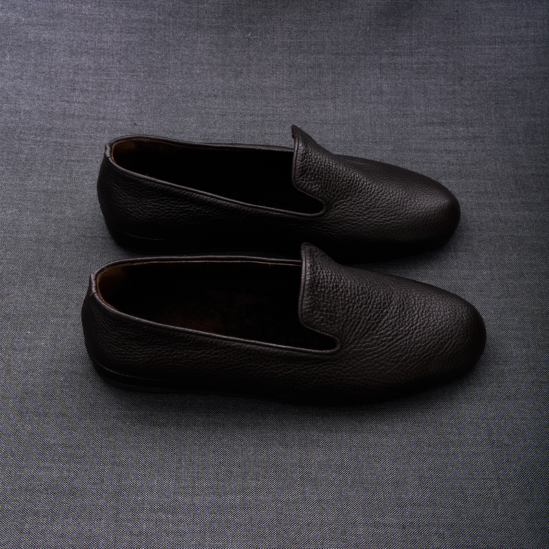 Dark brown furry slippers - Grained leather