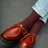 Chaussettes couleur bordeaux, en 85% cachemire, 13% polyamide, 2% élasthanne. Modèle pour femme de chaussettes courtes (mi-mollet), de la marque Mazarin. Chaussettes confortables, épaisses, chaudes. Pointures : du 36 au 45