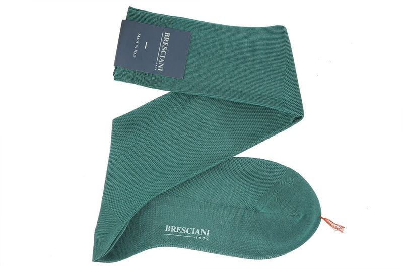 Chaussettes de couleur vert menthe, en 100% fil d'Écosse. Modèle de mi-bas (hautes) pour homme, de la marque Bresciani. Fines, douces, durables. Pointures : du 40 au 45