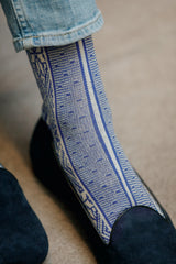 Chaussettes au motif blanc et bleu "norvégiennes", en 90% laine et 10% polyamide. Modèle de mi-mollet (courtes) pour femme, de la marque Bresciani. Epaisses, chaudes et confortables. Pointures : du 36 au 41