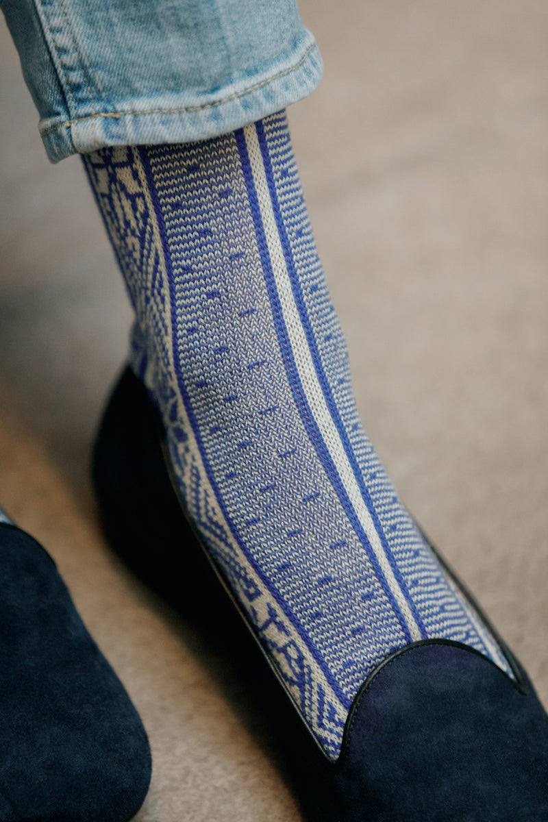Chaussettes au motif blanc et bleu "norvégiennes", en 90% laine et 10% polyamide. Modèle de mi-mollet (courtes) pour femme, de la marque Bresciani. Epaisses, chaudes et confortables. Pointures : du 36 au 41